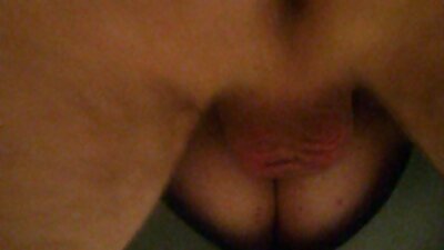 Titted ผมสีน้ำตาล masturbates คลิป วิดีโอ หนัง โป้ ดิ๊กของผู้ชายกับหน้าอกและเลียตูดด้วยความสุข