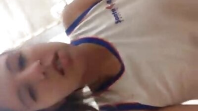 ป้อนหญิงสาวในปากและวางเธอบนกระเจี๊ยวสำหรับจัมเปอร์กระเจี๊ยวร้อน วิดีโอ โป้ ฝรั่ง